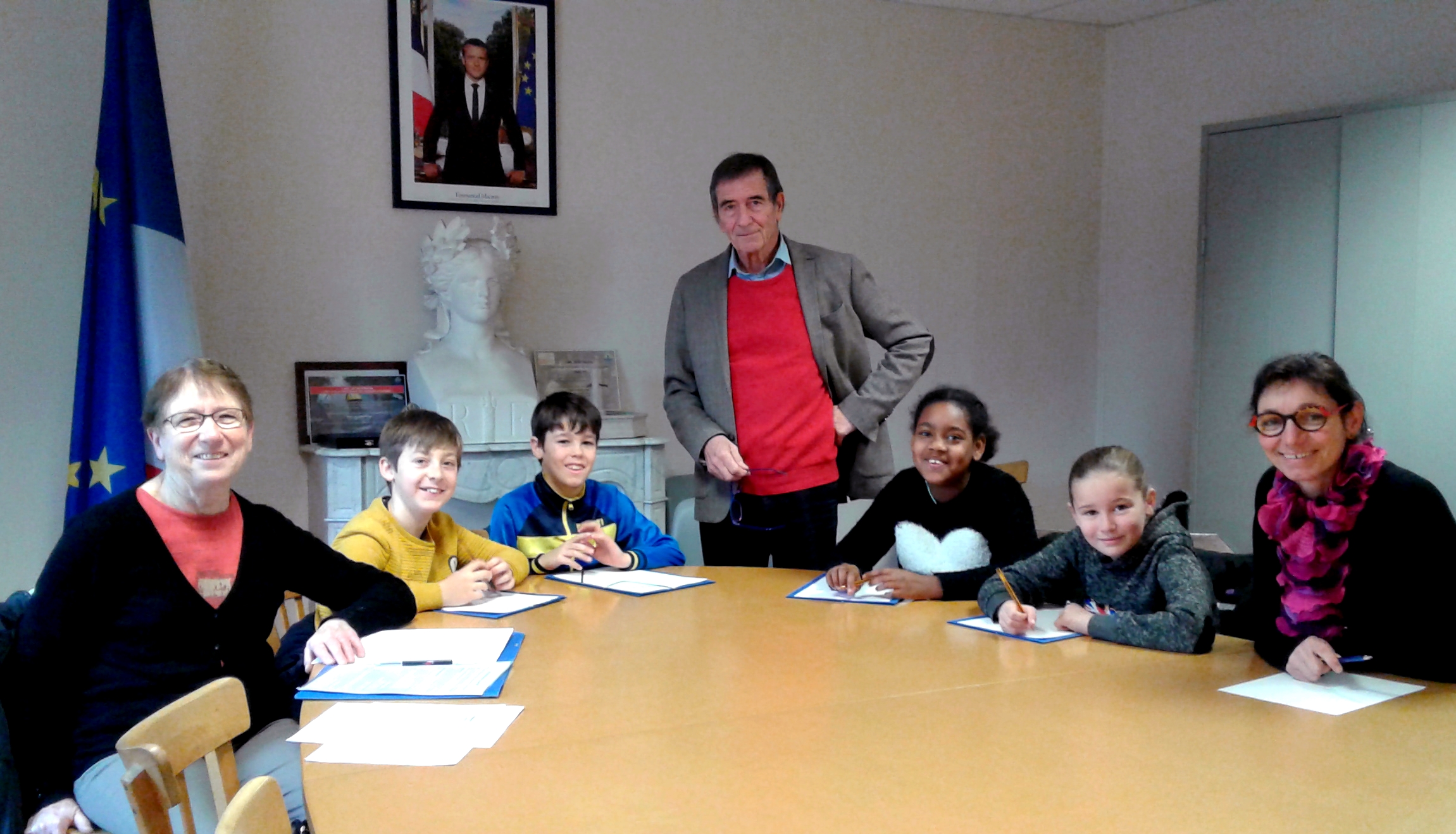 De gauche à droite : Mme Boulière Hélène (Adjointe), Angot Noah, Lanceleur Louis, Mr Lesschaeve Marc (Maire de Luché-Pringé), Chevrollier Elise, Bunel Mélyna et Mme Lamy Nadine (membre du conseil municipal).